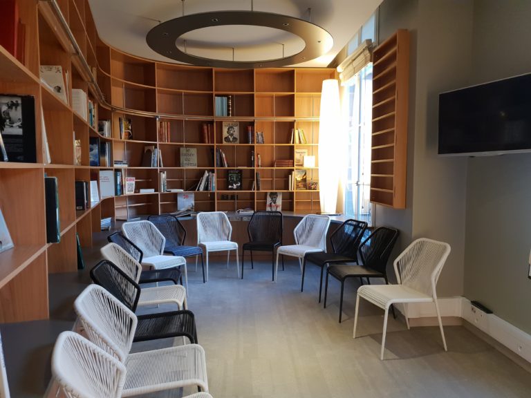 The Atelier at Le Cercle d’Aumale, a meeting room with a bookcase