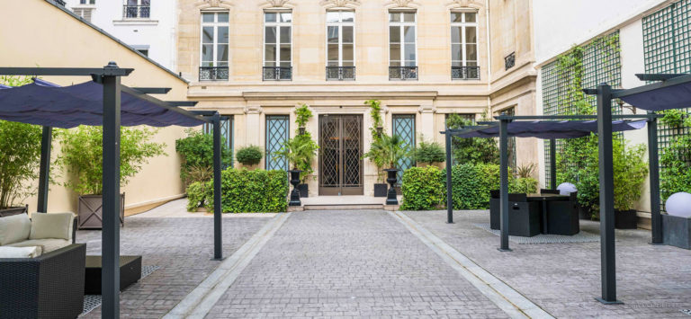 The cour d’honneur at Le Cercle d’Aumale