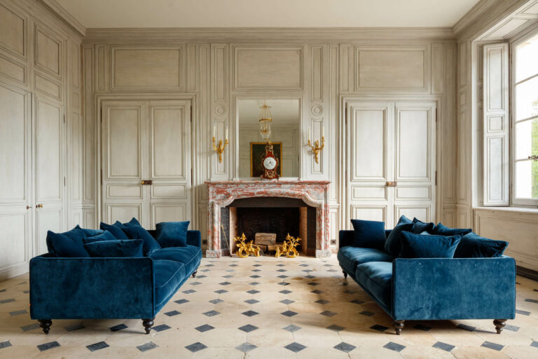 The Débotté du Roi reception room at the Pavillon de la Muette, with its fireplace